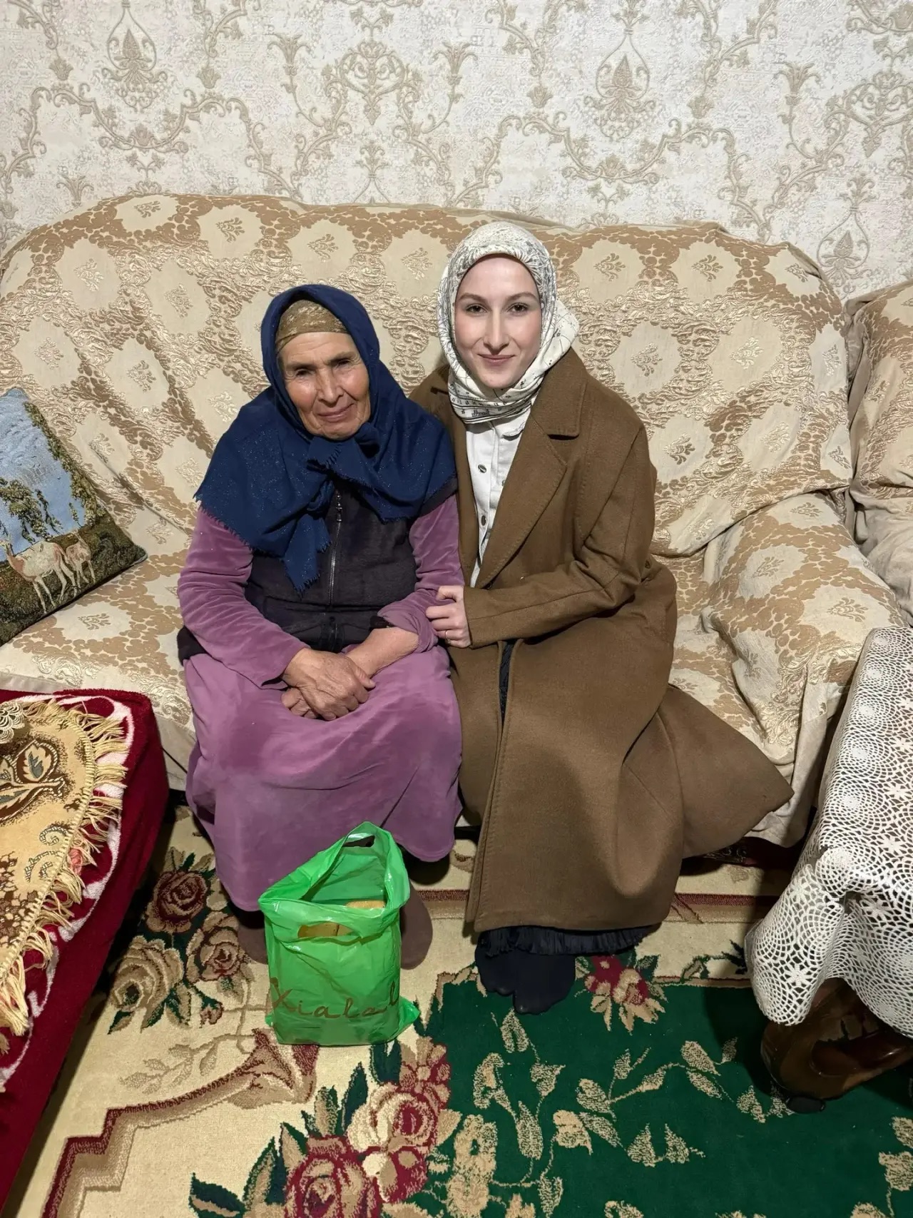 Оказывают социально-бытовую помощь своим подопечным согласно утвержденному графику посещения.